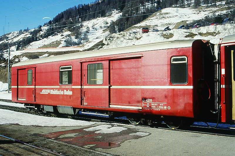  RhB - D 4211 - Gep�ckwagen am 09.02.1997 in Scuol - �bernahme 01.02.1961 - FFA/SIG - Fahrzeuggewicht 14,00t - Zuladung 8,00t - L�P 13,74m - zul�ssige Geschwindigkeit 90 km/h.-  �2=19.03.1992 - RhB-Logo deutsch. Lebenslauf: ex F4� 4211 - 1964 D 4211 - Hinweis: d�nne Fahrzeugnummer, jetzt mit Bremszahnrad, die Gep�ckwagenserie besteht aus 4 Fahrzeugen mit den Nummern 4210 bis 4213
