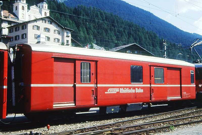 RhB - D 4213 - Gep�ckwagen am 06.06.1993 in Disentis - �bernahme 15.12.1960 - FFA/SIG - Fahrzeuggewicht 14,00t - Zuladung 8,00t - L�P 13,74m - zul�ssige Geschwindigkeit 90 km/h.-  �2=03.04.1992 - RhB-Logo deutsch Lebenslauf: ex F4� 4213 - 1964 D 4213 - Hinweis: d�nne Fahrzeugnummer, die Gep�ckwagenserie besteht aus 4 Fahrzeugen mit den Nummern 4210 bis 4213
