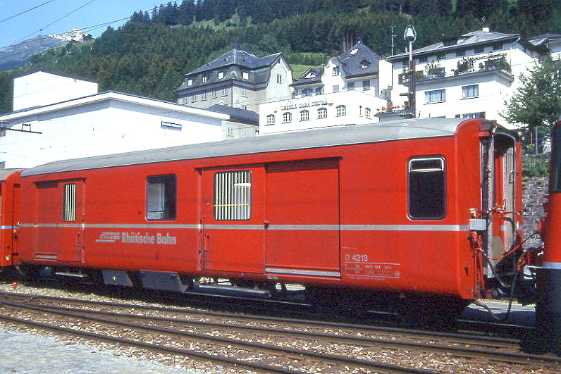 RhB - D 4213 - Gep�ckwagen am 06.06.1993 in Disentis - �bernahme 15.12.1960 - FFA/SIG - Fahrzeuggewicht 14,00t - Zuladung 8,00t - L�P 13,74m - zul�ssige Geschwindigkeit 90 km/h.-  �2=03.04.1992 - RhB-Logo deutsch Lebenslauf: ex F4� 4213 - 1964 D 4213 - Hinweis: d�nne Fahrzeugnummer, die Gep�ckwagenserie besteht aus 4 Fahrzeugen mit den Nummern 4210 bis 4213

