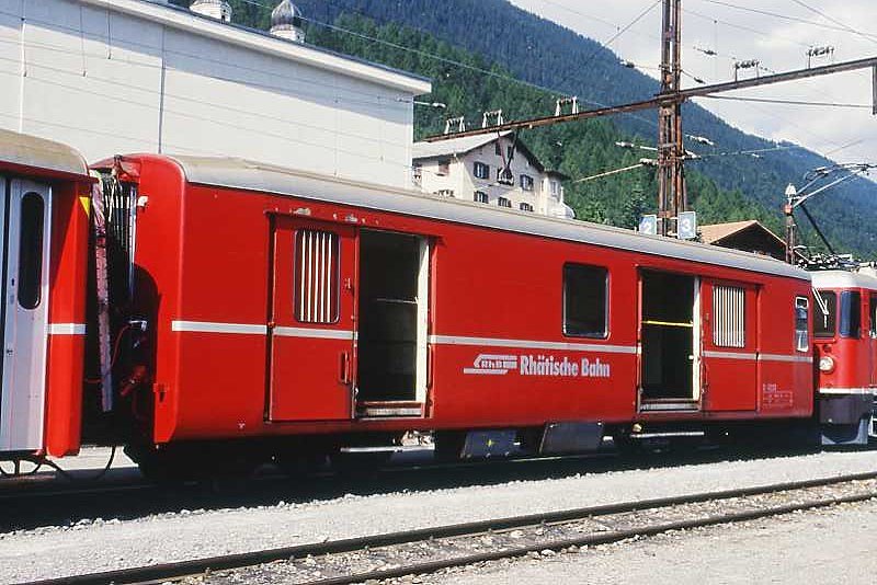 RhB - D 4213 - Gep�ckwagen am 23.08.1997 in Disentis - �bernahme 15.12.1960 - FFA/SIG - Fahrzeuggewicht 14,00t - Zuladung 8,00t - L�P 13,74m - zul�ssige Geschwindigkeit 90 km/h.-  �2=03.04.1992 - RhB-Logo deutsch Lebenslauf: ex F4� 4213 - 1964 D 4213 - Hinweis: d�nne Fahrzeugnummer, die Gep�ckwagenserie besteht aus 4 Fahrzeugen mit den Nummern 4210 bis 4213
