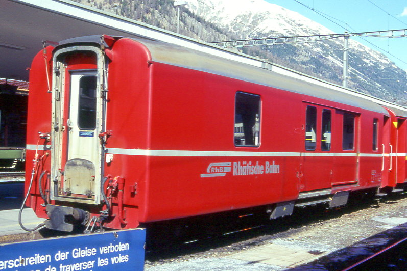 RhB - D 4214 - Gep�ckwagen am 07.03.1998 in Samedan - �bernahme 17.02.1970 - SWS - Fahrzeuggewicht 14,00t - Zuladung 8,00t - L�P 13,74m - zul�ssige Geschwindigkeit 90 km/h.- �3=16.04.1987 �2=05.03.1993 - RhB-Logo deutsch. Hinweis: d�nne Fahrzeugnummer, ohne Kennzeichnung an den Ecken - die Gep�ckwagenserie bestand aus 5 Fahrzeugen mit den Nummern 4214 bis 4218
