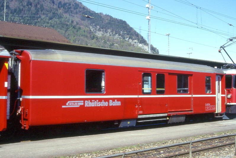 RhB - D 4214 - Gep�ckwagen am 25.04.1999 in Landquart - �bernahme 17.02.1970 - SWS - Fahrzeuggewicht 14,00t - Zuladung 8,00t - L�P 13,74m - zul�ssige Geschwindigkeit 90 km/h.- �3=16.04.1987 �2=05.03.1993 - RhB-Logo deutsch. Hinweis: d�nne Fahrzeugnummer, die Gep�ckwagenserie bestand aus 5 Fahrzeugen mit den Nummern 4214 bis 4218
