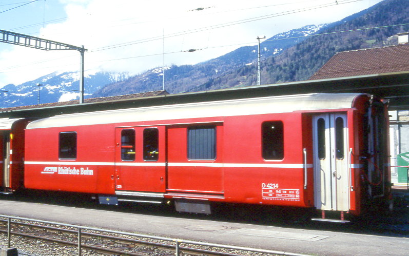 RhB - D 4214 - Gep�ckwagen am 25.04.1999 in Landquart - �bernahme 17.02.1970 - SWS - Fahrzeuggewicht 14,00t - Zuladung 8,00t - L�P 13,74m - zul�ssige Geschwindigkeit 90 km/h.- �3=16.04.1987 �2=05.03.1993 - RhB-Logo deutsch. Hinweis: d�nne Fahrzeugnummer, die Gep�ckwagenserie bestand aus 5 Fahrzeugen mit den Nummern 4214 bis 4218
