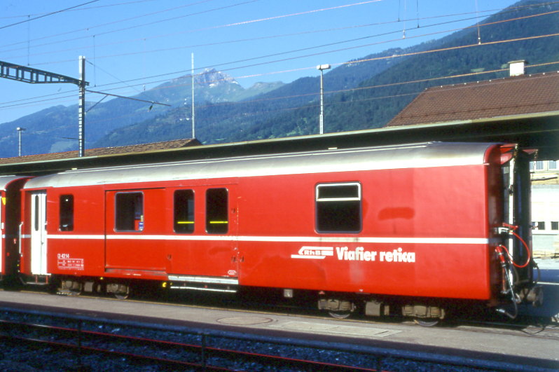 RhB - D 4214 - Gep�ckwagen am 04.07.1999 in Landquart - �bernahme 17.02.1970 - SWS - Fahrzeuggewicht 14,00t - Zuladung 8,00t - L�P 13,74m - zul�ssige Geschwindigkeit 90 km/h.- �3=16.04.1987 �2=05.03.1993 - RhB-Logo rh�toromanisch. Hinweis: d�nne Fahrzeugnummer, die Gep�ckwagenserie bestand aus 5 Fahrzeugen mit den Nummern 4214 bis 4218
