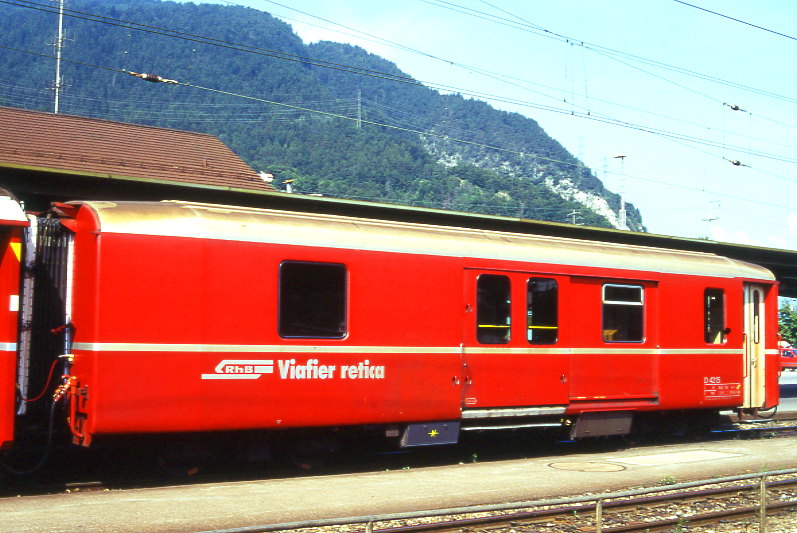 RhB - D 4215 - Gep�ckwagen am 19.08.1995 in Landquart - �bernahme 26.02.1970 - SWS - Fahrzeuggewicht 14,00t - Zuladung 8,00t - L�P 13,74m - zul�ssige Geschwindigkeit 90 km/h.- �2=05.03.1991 - RhB-Logo rh�toromanisch. Hinweis: jetzt ohne Tonstudio, d�nne Fahrzeugnummer, die Gep�ckwagenserie bestand aus 5 Fahrzeugen mit den Nummern 4214 bis 4218
