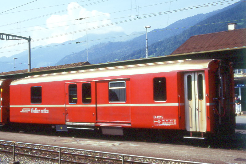 RhB - D 4215 - Gep�ckwagen am 19.08.1995 in Landquart - �bernahme 26.02.1970 - SWS - Fahrzeuggewicht 14,00t - Zuladung 8,00t - L�P 13,74m - zul�ssige Geschwindigkeit 90 km/h.- �2=05.03.1991 - RhB-Logo rh�toromanisch. Hinweis: jetzt ohne Tonstudio, d�nne Fahrzeugnummer, die Gep�ckwagenserie bestand aus 5 Fahrzeugen mit den Nummern 4214 bis 4218
