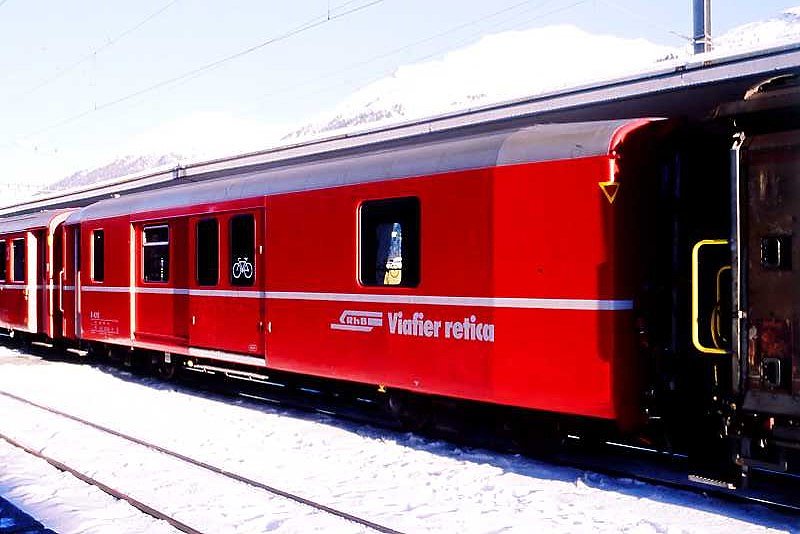RhB - D 4215 - Gep�ckwagen am 13.12.2007 in Samedan - �bernahme 26.02.1970 - SWS - Fahrzeuggewicht 14,00t - Zuladung 8,00t - L�P 13,74m - zul�ssige Geschwindigkeit 90 km/h.- �2=05.03.1991 - RhB-Logo rh�toromanisch. Hinweis: jetzt ohne Tonstudio, dicke Fahrzeugnummer, offene gelbe Kennzeichnung an den Ecken, die Gep�ckwagenserie bestand aus 5 Fahrzeugen mit den Nummern 4214 bis 4218
