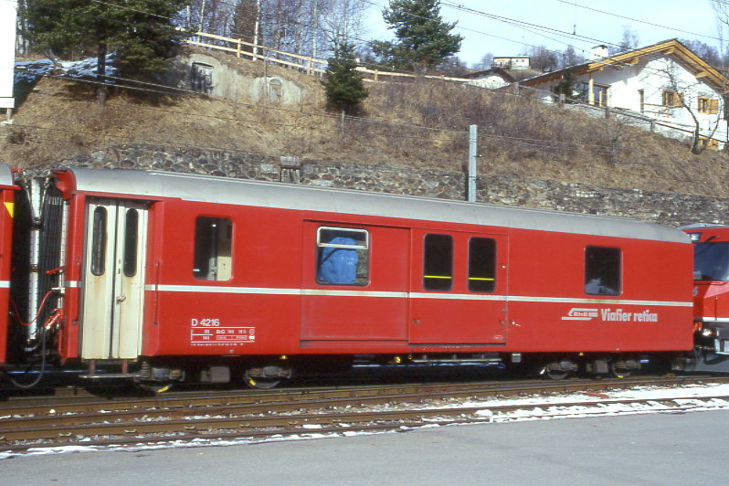 RhB - D 4216 - Gep�ckwagen am 02.02.1998 in Filisur - �bernahme 10.03.1970 - SWS - Fahrzeuggewicht 14,00t - Zuladung 8,00t - L�P 13,74m - zul�ssige Geschwindigkeit 90 km/h.- �2=03.11.1995 - RhB-Logo rh�toromanisch. Hinweis: d�nne Fahrzeugnummer, die Gep�ckwagenserie bestand aus 5 Fahrzeugen mit den Nummern 4214 bis 4218
