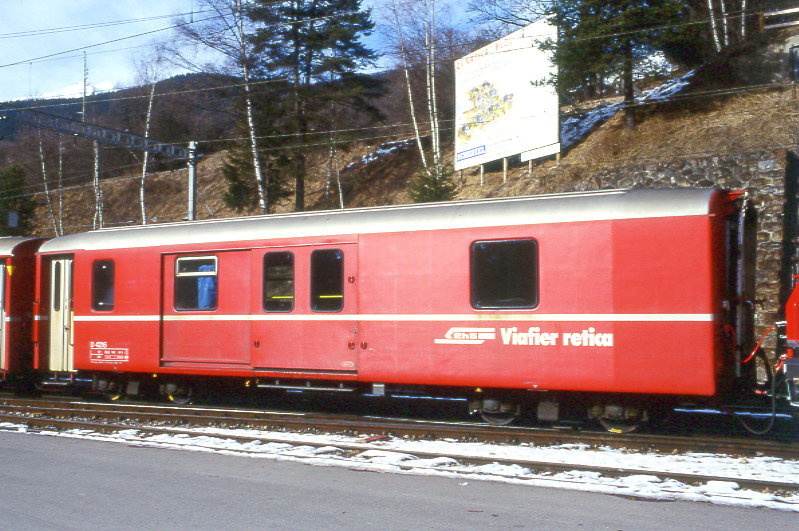 RhB - D 4216 - Gep�ckwagen am 02.02.1998 in Filisur - �bernahme 10.03.1970 - SWS - Fahrzeuggewicht 14,00t - Zuladung 8,00t - L�P 13,74m - zul�ssige Geschwindigkeit 90 km/h.- �2=03.11.1995 - RhB-Logo rh�toromanisch. Hinweis: d�nne Fahrzeugnummer, die Gep�ckwagenserie bestand aus 5 Fahrzeugen mit den Nummern 4214 bis 4218
