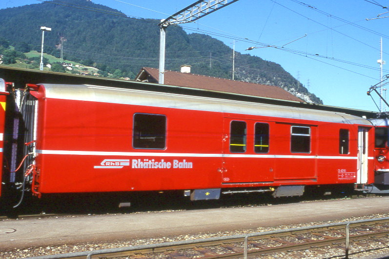 RhB - D 4216 - Gep�ckwagen am 26.08.1998 in Landquart - �bernahme 10.03.1970 - SWS - Fahrzeuggewicht 14,00t - Zuladung 8,00t - L�P 13,74m - zul�ssige Geschwindigkeit 90 km/h.- �2=03.11.1995 - RhB-Logo deutsch. Hinweis: d�nne Fahrzeugnummer, die Gep�ckwagenserie bestand aus 5 Fahrzeugen mit den Nummern 4214 bis 4218
