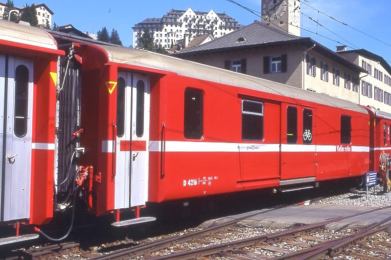 RhB - D 4216 - Gep�ckwagen am 25.08.2008 in St.Moritz - �bernahme 10.03.1970 - SWS - Fahrzeuggewicht 14,00t - Zuladung 8,00t - L�P 13,74m - zul�ssige Geschwindigkeit 90 km/h.- �2=03.11.1995 - Logo Graub�nden, RhB in r�toromanisch - Kennzeichnung an den Ecken gelbe offene Dreiecke. Hinweis: die Gep�ckwagenserie bestand aus 5 Fahrzeugen mit den Nummern 4214 bis 4218
