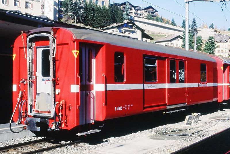 RhB - D 4216 - Gep�ckwagen am 17.10.2008 in St.Moritz - �bernahme 10.03.1970 - SWS - Fahrzeuggewicht 14,00t - Zuladung 8,00t - L�P 13,74m - zul�ssige Geschwindigkeit 90 km/h.- �2=03.11.1995 - Logo Graub�nden, RhB in r�toromanisch - Kennzeichnung an den Ecken gelbe offene Dreiecke. Hinweis: die Gep�ckwagenserie bestand aus 5 Fahrzeugen mit den Nummern 4214 bis 4218
