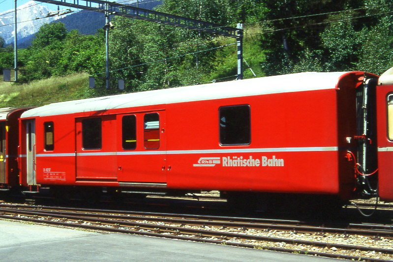 RhB - D 4217 - Gep�ckwagen am 27.06.1997 in Filisur - �bernahme 20.03.1970 - SWS - Fahrzeuggewicht 14,00t - Zuladung 8,00t - L�P 13,74m - zul�ssige Geschwindigkeit 90 km/h.- �2=06.07.1990 - RhB-Logo deutsch. Lebenslauf: 10/2003 Abbruch Hinweis: d�nne Fahrzeugnummer, die Gep�ckwagenserie bestand aus 5 Fahrzeugen mit den Nummern 4214 bis 4218
