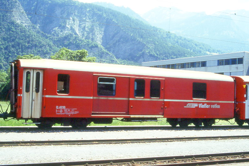RhB - D 4218 - Gep�ckwagen am 26.06.1995 in Untervaz - �bernahme 07.04.1970 - SWS - Fahrzeuggewicht 14,00t - Zuladung 8,00t - L�P 13,74m - zul�ssige Geschwindigkeit 90 km/h.- �2=11.02.1993 - RhB-Logo rh�toromanisch. Hinweis: d�nne Fahrzeugnummer, die Gep�ckwagenserie bestand aus 5 Fahrzeugen mit den Nummern 4214 bis 4218
