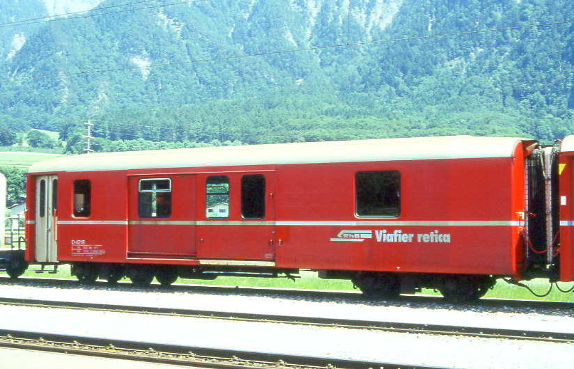 RhB - D 4218 - Gep�ckwagen am 26.06.1995 in Untervaz - �bernahme 07.04.1970 - SWS - Fahrzeuggewicht 14,00t - Zuladung 8,00t - L�P 13,74m - zul�ssige Geschwindigkeit 90 km/h.- �2=11.02.1993 - RhB-Logo rh�toromanisch. Hinweis: d�nne Fahrzeugnummer, die Gep�ckwagenserie bestand aus 5 Fahrzeugen mit den Nummern 4214 bis 4218
