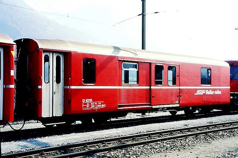 RhB - D 4218 - Gep�ckwagen am 18.03.1999 in Untervaz - �bernahme 07.04.1970 - SWS - Fahrzeuggewicht 14,00t - Zuladung 8,00t - L�P 13,74m - zul�ssige Geschwindigkeit 90 km/h.- �2=11.02.1993 - RhB-Logo rh�toromanisch. Hinweis: d�nne Fahrzeugnummer, die Gep�ckwagenserie bestand aus 5 Fahrzeugen mit den Nummern 4214 bis 4218
