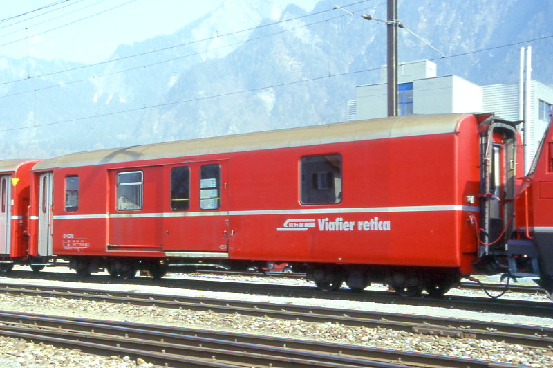 RhB - D 4218 - Gep�ckwagen am 18.03.1999 in Untervaz - �bernahme 07.04.1970 - SWS - Fahrzeuggewicht 14,00t - Zuladung 8,00t - L�P 13,74m - zul�ssige Geschwindigkeit 90 km/h.- �2=11.02.1993 - RhB-Logo rh�toromanisch. Hinweis: d�nne Fahrzeugnummer, die Gep�ckwagenserie bestand aus 5 Fahrzeugen mit den Nummern 4214 bis 4218
