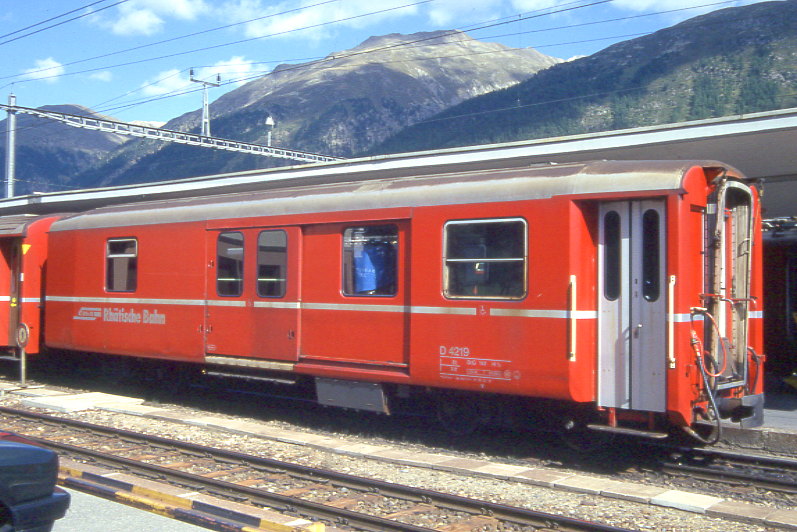 RhB - D 4219 - Gep�ckwagen am 31.08.1993 in Samedan - �bernahme 29.02.1980 - SWS/SWP - Fahrzeuggewicht 14,00t - Zuladung 8,00t - L�P 13,74m - zul�ssige Geschwindigkeit 90 km/h.- �2=20.03.1991 - RhB-Logo deutsch. Hinweis: d�nne Fahrzeugnummer, Fenstergurt nicht durchgehend, Lebenslauf: ex D 4219 - 20.09.2010 DS 4219 - die Gep�ckwagenserie besteht aus 8 Fahrzeugen mit den Nummern 4219 bis 4226
