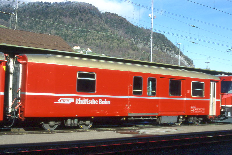 RhB - D 4219 - Gep�ckwagen am 11.04.1998 in Landquart - �bernahme 29.02.1980 - SWS/SWP - Fahrzeuggewicht 14,00t - Zuladung 8,00t - L�P 13,74m - zul�ssige Geschwindigkeit 90 km/h.- �2=20.03.1991 - RhB-Logo deutsch. Hinweis: dicke Fahrzeugnummer, Fenstergurt durchgehend - Lebenslauf: ex D 4219 - 20.09.2010 DS 4219 - die Gep�ckwagenserie besteht aus 8 Fahrzeugen mit den Nummern 4219 bis 4226
