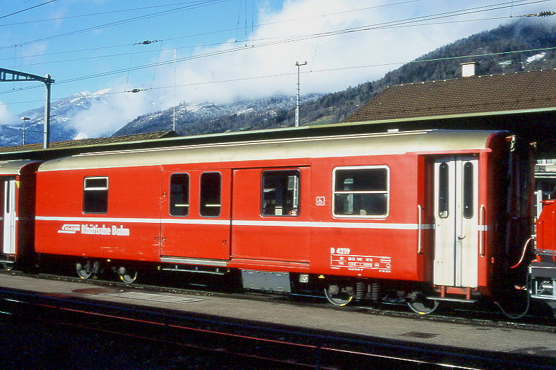 RhB - D 4219 - Gep�ckwagen am 11.04.1998 in Landquart - �bernahme 29.02.1980 - SWS/SWP - Fahrzeuggewicht 14,00t - Zuladung 8,00t - L�P 13,74m - zul�ssige Geschwindigkeit 90 km/h.- �2=20.03.1991 - RhB-Logo deutsch. Hinweis: dicke Fahrzeugnummer, Fenstergurt durchgehend - Lebenslauf: ex D 4219 - 20.09.2010 DS 4219 - die Gep�ckwagenserie besteht aus 8 Fahrzeugen mit den Nummern 4219 bis 4226

