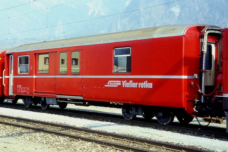 RhB - D 4219 - Gep�ckwagen am 17.03.1999 in Untervaz - �bernahme 29.02.1980 - SWS/SWP - Fahrzeuggewicht 14,00t - Zuladung 8,00t - L�P 13,74m - zul�ssige Geschwindigkeit 90 km/h.- �2=20.03.1991 - RhB-Logo rh�toromanisch. Hinweis: dicke Fahrzeugnummer, Fenstergurt durchgehend - Lebenslauf: ex D 4219 - 20.09.2010 DS 42198 - die Gep�ckwagenserie besteht aus 8 Fahrzeugen mit den Nummern 4219 bis 4226
