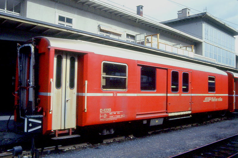 RhB - D 4220 - Gep�ckwagen am 10.06.1993 in Davos Platz - �bernahme 29.02.1980 - SWS/SWP - Fahrzeuggewicht 14,00t - Zuladung 8,00t - L�P 13,74m - zul�ssige Geschwindigkeit 90 km/h.- �2=05.04.1991 - RhB-Logo rh�toromanisch. Hinweis: d�nne Fahrzeugnummer, Fenstergurt nicht durchgehend - Lebenslauf: ex D 4220 - 17.08.2010 DS 4220 - die Gep�ckwagenserie besteht aus 8 Fahrzeugen mit den Nummern 4219 bis 4226
