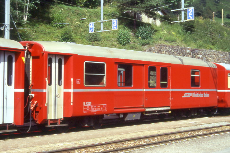 RhB - D 4221 - Gep�ckwagen am 03.09.1996 in Filisur - �bernahme 14.03.1980 - SWS/SWP - Fahrzeuggewicht 14,00t - Zuladung 8,00t - L�P 13,74m - zul�ssige Geschwindigkeit 90 km/h.- �2=14.02.1992 - RhB-Logo deutsch. Hinweis: dicke Fahrzeugnummer, Fenstergurt durchgehend - ex D 4221 - 22.10.2010 DS 4221 - die Gep�ckwagenserie besteht aus 8 Fahrzeugen mit den Nummern 4219 bis 4226
