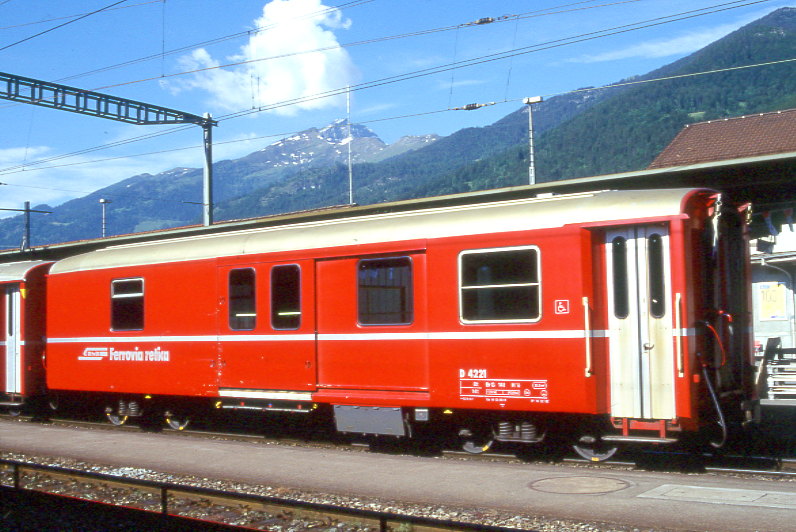 RhB - D 4221 - Gep�ckwagen am 07.06.1997 in Landquart - �bernahme 14.03.1980 - SWS/SWP - Fahrzeuggewicht 14,00t - Zuladung 8,00t - L�P 13,74m - zul�ssige Geschwindigkeit 90 km/h.- �2=14.02.1992 - RhB-Logo italienisch. Hinweis: dicke Fahrzeugnummer, Fenstergurt durchgehend - ex D 4221 - 22.10.2010 DS 4221 - die Gep�ckwagenserie besteht aus 8 Fahrzeugen mit den Nummern 4219 bis 4226
