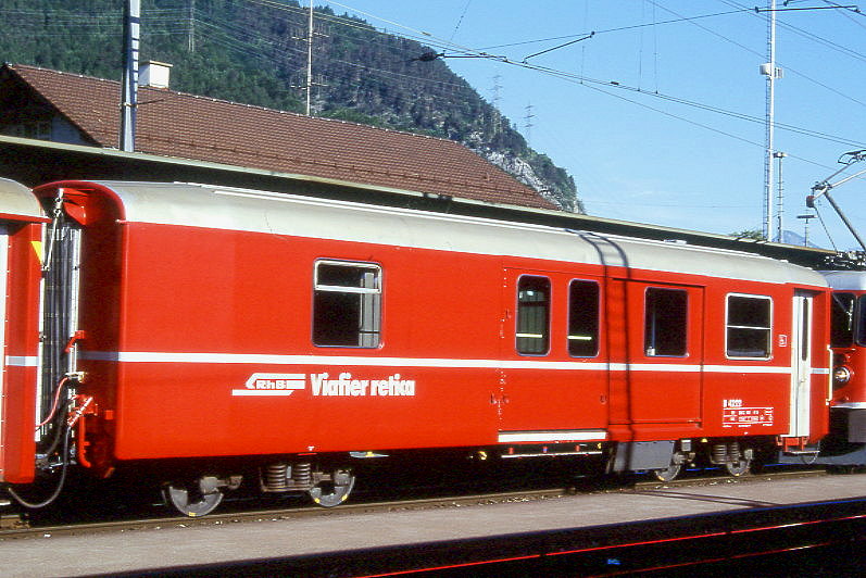 RhB - D 4222 - Gep�ckwagen am 07.06.1997 in Landquart - �bernahme 14.03.1980 - SWS/SWP - Fahrzeuggewicht 14,00t - Zuladung 8,00t - L�P 13,74m - zul�ssige Geschwindigkeit 90 km/h.- �2=11.04.1991 - RhB-Logo rh�toromanisch. Hinweis: dicke Fahrzeugnummer, Fenstergurt durchgehend, ohne Kennzeichnung an den Ecken - Lebenslauf: ex D 4222 - 08.02.2011 DS 4222 - die Gep�ckwagenserie besteht aus 8 Fahrzeugen mit den Nummern 4219 bis 4226
