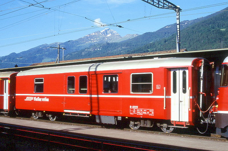 RhB - D 4222 - Gep�ckwagen am 07.06.1997 in Landquart - �bernahme 14.03.1980 - SWS/SWP - Fahrzeuggewicht 14,00t - Zuladung 8,00t - L�P 13,74m - zul�ssige Geschwindigkeit 90 km/h.- �2=11.04.1991 - RhB-Logo rh�toromanisch. Hinweis: dicke Fahrzeugnummer, Fenstergurt durchgehend, ohne Kennzeichnung an den Ecken - Lebenslauf: ex D 4222 - 08.02.2011 DS 4222 - die Gep�ckwagenserie besteht aus 8 Fahrzeugen mit den Nummern 4219 bis 4226
