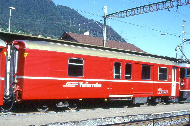 RhB - D 4222 - Gep�ckwagen am 20.06.1999 in Landquart - �bernahme 14.03.1980 - SWS/SWP - Fahrzeuggewicht 14,00t - Zuladung 8,00t - L�P 13,74m - zul�ssige Geschwindigkeit 90 km/h.- �2=11.04.1991 �1=24.11.1998 - RhB-Logo rh�toromanisch. Hinweis: dicke Fahrzeugnummer, Fenstergurt durchgehend, mit Kennzeichnung an den Ecken - Lebenslauf: ex D 4222 - 08.02.2011 DS 4222 - die Gep�ckwagenserie besteht aus 8 Fahrzeugen mit den Nummern 4219 bis 4226
