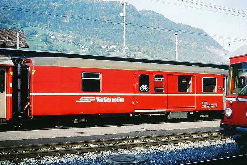 RhB - D 4222 - Gep�ckwagen am 15.10.2000 in Landquart - �bernahme 14.03.1980 - SWS/SWP - Fahrzeuggewicht 14,00t - Zuladung 8,00t - L�P 13,74m - zul�ssige Geschwindigkeit 90 km/h.- �2=11.04.1991 �1=24.11.1998 - RhB-Logo rh�toromanisch. Hinweis: dicke Fahrzeugnummer, Fenstergurt durchgehend, mit Kennzeichnung an den Ecken, jetzt mit Velo-Symbol an der T�r - Lebenslauf: ex D 4222 - 08.02.2011 DS 4211 - die Gep�ckwagenserie besteht aus 8 Fahrzeugen mit den Nummern 4219 bis 4226
