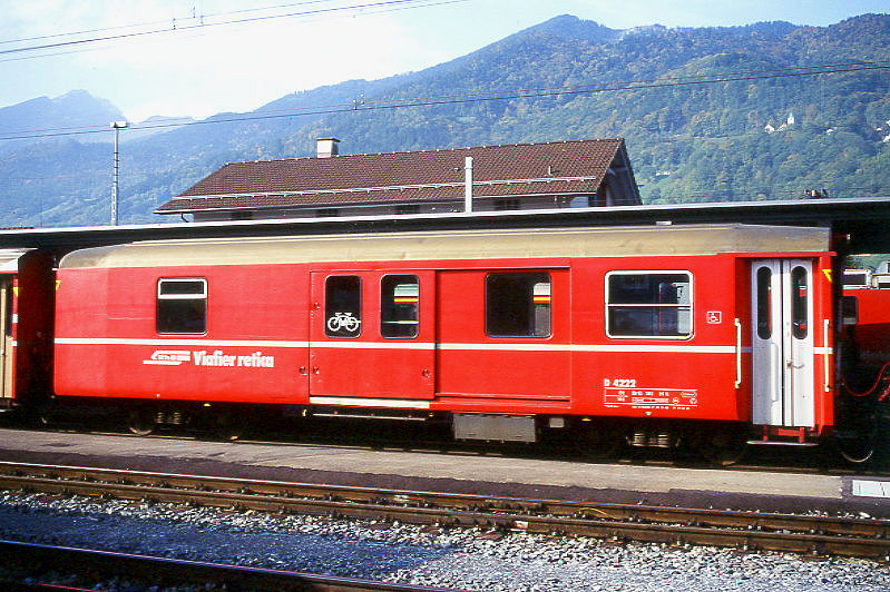 RhB - D 4222 - Gep�ckwagen am 15.10.2000 in Landquart - �bernahme 14.03.1980 - SWS/SWP - Fahrzeuggewicht 14,00t - Zuladung 8,00t - L�P 13,74m - zul�ssige Geschwindigkeit 90 km/h.- �2=11.04.1991 �1=24.11.1998 - RhB-Logo rh�toromanisch. Hinweis: dicke Fahrzeugnummer, Fenstergurt durchgehend, mit Kennzeichnung an den Ecken, jetzt mit Velo-Symbol an der T�r - Lebenslauf: ex D 4222 - 08.02.2011 DS 4211 - die Gep�ckwagenserie besteht aus 8 Fahrzeugen mit den Nummern 4219 bis 4226
