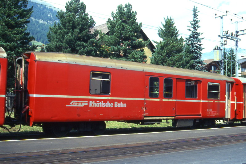 RhB - D 4223 - Gep�ckwagen am 07.09.1994 in Celerina - �bernahme 26.03.1980 - SWS/SWP - Fahrzeuggewicht 14,00t - Zuladung 8,00t - L�P 13,74m - zul�ssige Geschwindigkeit 90 km/h.- �2=29.04.1991 - RhB-Logo deutsch. Hinweis: d�nne Fahrzeugnummer, Fenstergurt nicht durchgehend, ohne Kennzeichnung an den Ecken - Lebenslauf: ex D 4223 - 09.12.2010 DS 4223 - die Gep�ckwagenserie besteht aus 8 Fahrzeugen mit den Nummern 4219 bis 4226
