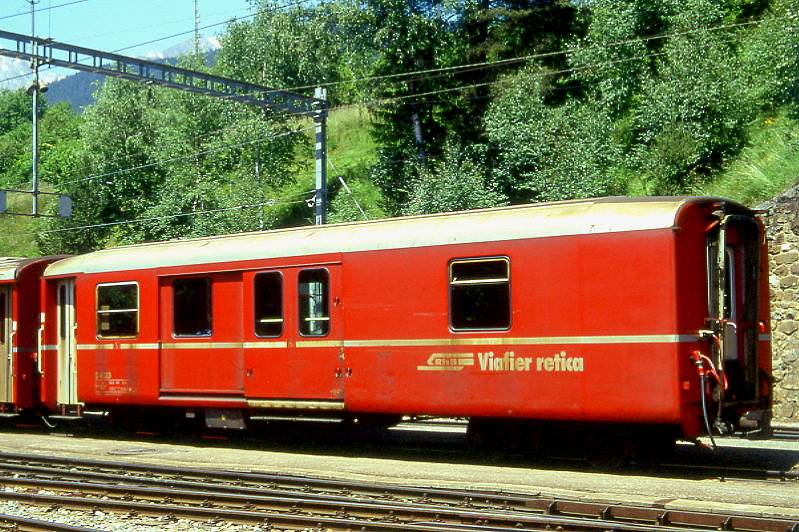 RhB - D 4223 - Gep�ckwagen am 27.06.1995 in Filisur - �bernahme 26.03.1980 - SWS/SWP - Fahrzeuggewicht 14,00t - Zuladung 8,00t - L�P 13,74m - zul�ssige Geschwindigkeit 90 km/h.- �2=29.04.1991 - RhB-Logo rh�toromanisch. Hinweis: d�nne Fahrzeugnummer, Fenstergurt nicht durchgehend, ohne Kennzeichnung an den Ecken - Lebenslauf: ex D 4223 - 09.12.2010 DS 4223 - die Gep�ckwagenserie besteht aus 8 Fahrzeugen mit den Nummern 4219 bis 4226
