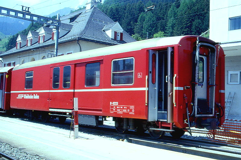 RhB - D 4223 - Gep�ckwagen am 23.05.1998 in Disentis - �bernahme 26.03.1980 - SWS/SWP - Fahrzeuggewicht 14,00t - Zuladung 8,00t - L�P 13,74m - zul�ssige Geschwindigkeit 90 km/h.- �2=04.02.1998 - RhB-Logo deutsch. Hinweis: dicke Fahrzeugnummer, Fenstergurt durchgehend, ohne Kennzeichnung an den Ecken - ex D 4223 - 09.12.2010 DS 4223 - die Gep�ckwagenserie besteht aus 8 Fahrzeugen mit den Nummern 4219 bis 4226
