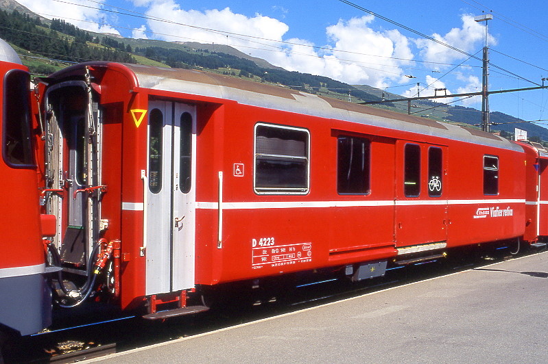 RhB - D 4223 - Gep�ckwagen am 27.08.2008 in Scuol - �bernahme 26.03.1980 - SWS/SWP - Fahrzeuggewicht 14,00t - Zuladung 8,00t - L�P 13,74m - zul�ssige Geschwindigkeit 90 km/h.- �2=04.02.1998 �1=15.09.2006 - RhB-Logo r�toromanisch. Hinweis: dicke Fahrzeugnummer, Fenstergurt durchgehend, Kennzeichnung an den Ecken gelb offene Dreiecke - Lebenslauf: ex D 4223 - 09.12.2010 DS 4223 - die Gep�ckwagenserie besteht aus 8 Fahrzeugen mit den Nummern 4219 bis 4226
