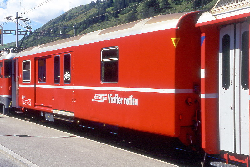 RhB - D 4223 - Gep�ckwagen am 27.08.2008 in Scuol - �bernahme 26.03.1980 - SWS/SWP - Fahrzeuggewicht 14,00t - Zuladung 8,00t - L�P 13,74m - zul�ssige Geschwindigkeit 90 km/h.- �2=04.02.1998 �1=15.09.2006 - RhB-Logo r�toromanisch. Hinweis: dicke Fahrzeugnummer, Fenstergurt durchgehend, Kennzeichnung an den Ecken gelb offene Dreiecke - Lebenslauf: ex D 4223 - 09.12.2010 DS 4223 - die Gep�ckwagenserie besteht aus 8 Fahrzeugen mit den Nummern 4219 bis 4226
