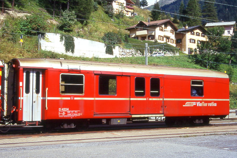 RhB - D 4224 - Gep�ckwagen am 22.08.1995 in Berg�n - �bernahme 29.02.1980 - SWS/SWP - Fahrzeuggewicht 14,00t - Zuladung 8,00t - L�P 13,74m - zul�ssige Geschwindigkeit 90 km/h.- �2=31.05.1991 - RhB-Logo rh�toromanisch. Hinweis: d�nne Fahrzeugnummer, Fenstergurt nicht durchgehend, ohne Kennzeichnung an den Ecken - Lebenslauf: 07.03.2007 Abbruch nach Unfall - die Gep�ckwagenserie bestand aus 8 Fahrzeugen mit den Nummern 4219 bis 4226
