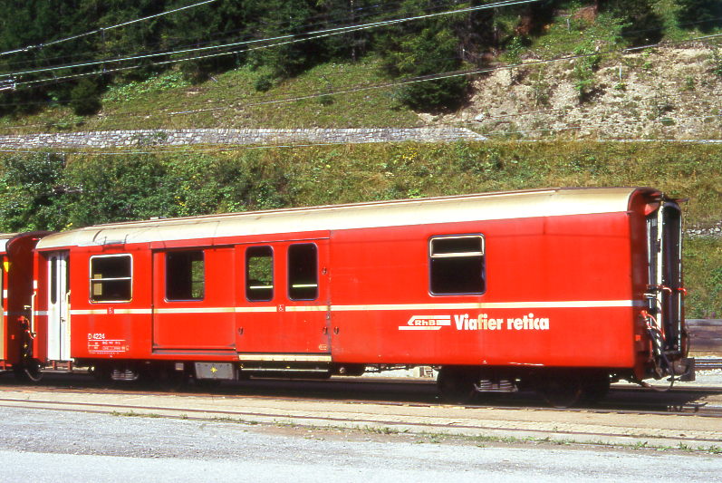 RhB - D 4224 - Gep�ckwagen am 22.08.1995 in Berg�n - �bernahme 29.02.1980 - SWS/SWP - Fahrzeuggewicht 14,00t - Zuladung 8,00t - L�P 13,74m - zul�ssige Geschwindigkeit 90 km/h.- �2=31.05.1991 - RhB-Logo rh�toromanisch. Hinweis: d�nne Fahrzeugnummer, Fenstergurt nicht durchgehend, ohne Kennzeichnung an den Ecken - Lebenslauf: 07.03.2007 Abbruch nach Unfall - die Gep�ckwagenserie bestand aus 8 Fahrzeugen mit den Nummern 4219 bis 4226
