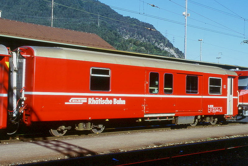RhB - D 4224 - Gep�ckwagen am 26.08.1998 in Landquart - �bernahme 29.02.1980 - SWS/SWP - Fahrzeuggewicht 14,00t - Zuladung 8,00t - L�P 13,74m - zul�ssige Geschwindigkeit 90 km/h.- �2=31.05.1991 - RhB-Logo deutsch. Hinweis: dicke Fahrzeugnummer, Fenstergurt durchgehend, ohne Kennzeichnung an den Ecken - Lebenslauf: 07.03.2007 Abbruch nach Unfall - die Gep�ckwagenserie bestand aus 8 Fahrzeugen mit den Nummern 4219 bis 4226
