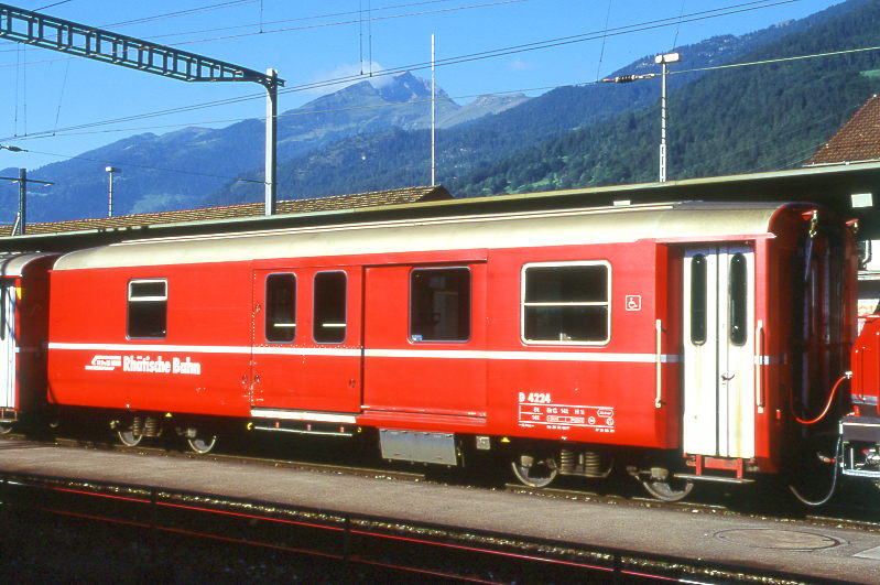 RhB - D 4224 - Gep�ckwagen am 26.08.1998 in Landquart - �bernahme 29.02.1980 - SWS/SWP - Fahrzeuggewicht 14,00t - Zuladung 8,00t - L�P 13,74m - zul�ssige Geschwindigkeit 90 km/h.- �2=31.05.1991 - RhB-Logo deutsch. Hinweis: dicke Fahrzeugnummer, Fenstergurt durchgehend, ohne Kennzeichnung an den Ecken - Lebenslauf: 07.03.2007 Abbruch nach Unfall - die Gep�ckwagenserie bestand aus 8 Fahrzeugen mit den Nummern 4219 bis 4226
