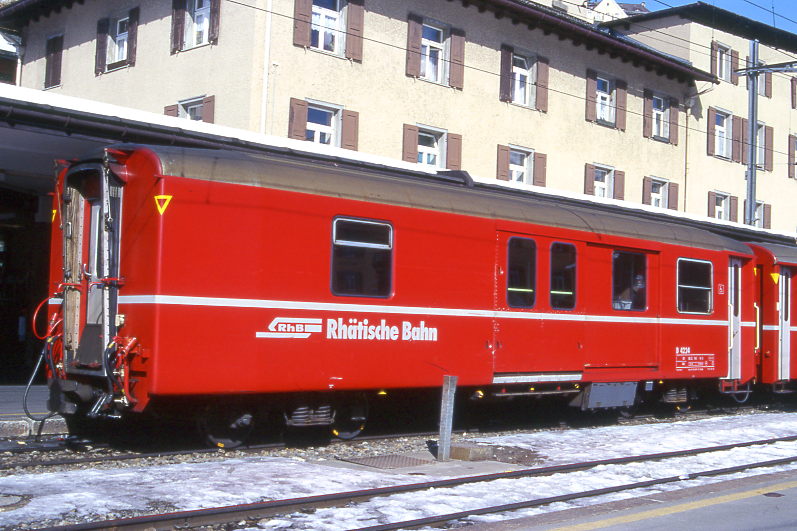 RhB - D 4224 - Gep�ckwagen am 26.02.2000 in St.Moritz - �bernahme 29.02.1980 - SWS/SWP - Fahrzeuggewicht 14,00t - Zuladung 8,00t - L�P 13,74m - zul�ssige Geschwindigkeit 90 km/h.- �2=31.05.1991 �1=01.12.1998 - RhB-Logo deutsch. Hinweis: dicke Fahrzeugnummer, Fenstergurt durchgehend, mit Kennzeichnung an den Ecken - Lebenslauf: 07.03.2007 Abbruch nach Unfall - die Gep�ckwagenserie bestand aus 8 Fahrzeugen mit den Nummern 4219 bis 4226
