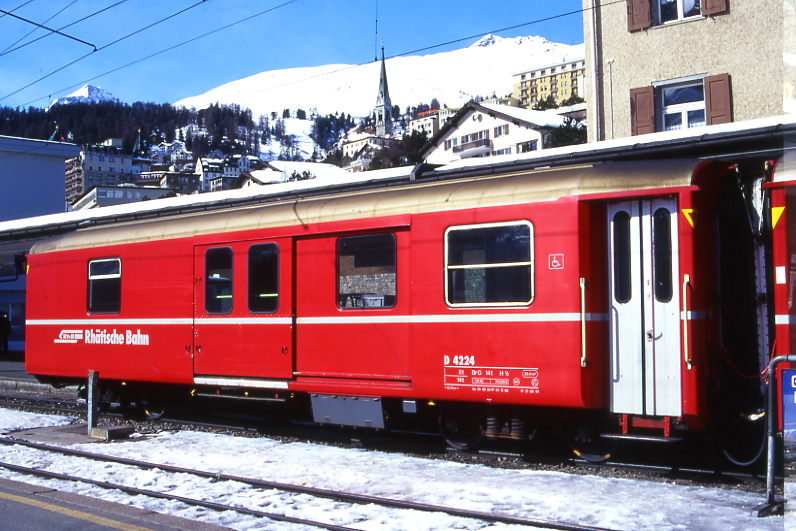 RhB - D 4224 - Gep�ckwagen am 26.02.2000 in St.Moritz - �bernahme 29.02.1980 - SWS/SWP - Fahrzeuggewicht 14,00t - Zuladung 8,00t - L�P 13,74m - zul�ssige Geschwindigkeit 90 km/h.- �2=31.05.1991 �1=01.12.1998 - RhB-Logo deutsch. Hinweis: dicke Fahrzeugnummer, Fenstergurt durchgehend, mit Kennzeichnung an den Ecken - Lebenslauf: 07.03.2007 Abbruch nach Unfall - die Gep�ckwagenserie bestand aus 8 Fahrzeugen mit den Nummern 4219 bis 4226
