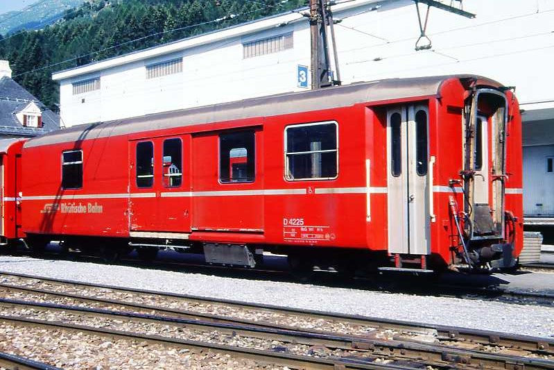RhB - D 4225 - Gep�ckwagen am 02.09.1992 in Disentis - �bernahme 15.04.1980 - SWS/SWP - Fahrzeuggewicht 14,00t - Zuladung 8,00t - L�P 13,74m - zul�ssige Geschwindigkeit 90 km/h.- �2=16.09.1992 - RhB-Logo deutsch. Hinweis: d�nne Fahrzeugnummer, Fenstergurt nicht durchgehend, ohne Kennzeichnung an den Ecken, die Gep�ckwagenserie bestand aus 8 Fahrzeugen mit den Nummern 4219 bis 4226
