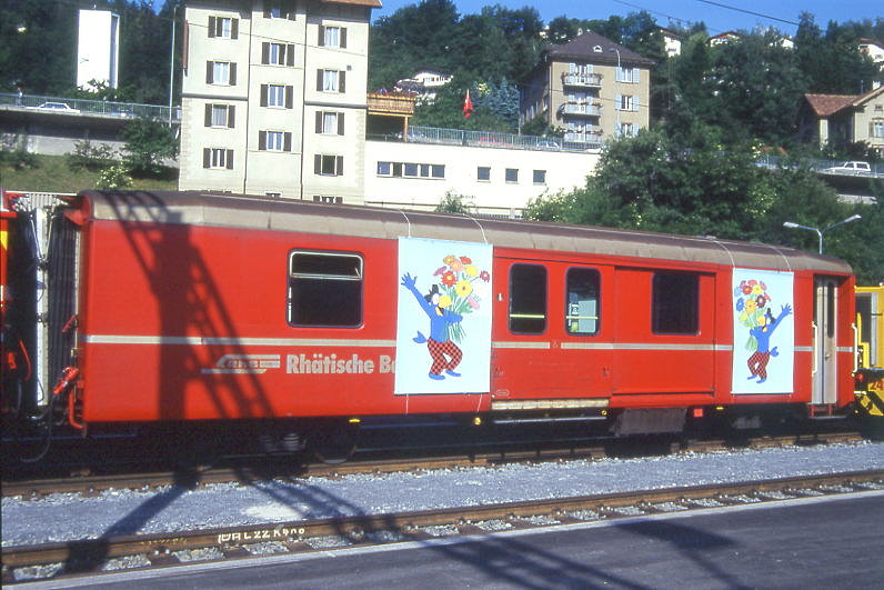 RhB - D 4225 - Gep�ckwagen am 05.6.1993 in Thusis - �bernahme 15.04.1980 - SWS/SWP - Fahrzeuggewicht 14,00t - Zuladung 8,00t - L�P 13,74m - zul�ssige Geschwindigkeit 90 km/h.- �2=16.09.1992 - RhB-Logo deutsch. Hinweis: d�nne Fahrzeugnummer, Fenstergurt nicht durchgehend, ohne Kennzeichnung an den Ecken, Werbeplakate Bahnhofseinweihung Thusis - die Gep�ckwagenserie bestand aus 8 Fahrzeugen mit den Nummern 4219 bis 4226
