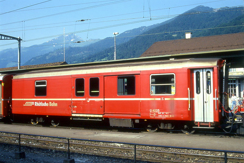 RhB - D 4225 - Gep�ckwagen am 25.6.1994 in Landquart - �bernahme 15.04.1980 - SWS/SWP - Fahrzeuggewicht 14,00t - Zuladung 8,00t - L�P 13,74m - zul�ssige Geschwindigkeit 90 km/h.- �2=16.09.1992 - RhB-Logo deutsch. Hinweis: d�nne Fahrzeugnummer, Fenstergurt nicht durchgehend, ohne Kennzeichnung an den Ecken, die Gep�ckwagenserie bestand aus 8 Fahrzeugen mit den Nummern 4219 bis 4226
