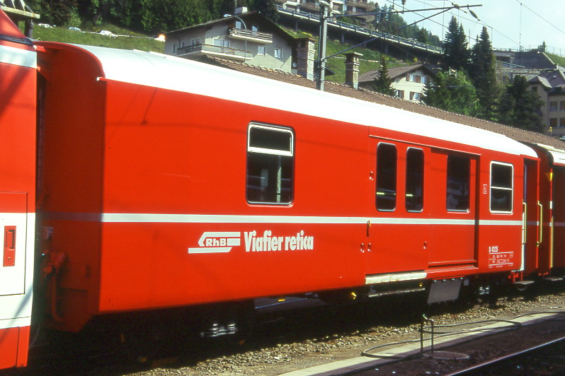 RhB - D 4225 - Gep�ckwagen am 28.6.1995 in Landquart - �bernahme 15.04.1980 - SWS/SWP - Fahrzeuggewicht 14,00t - Zuladung 8,00t - L�P 13,74m - zul�ssige Geschwindigkeit 90 km/h.- �2=16.09.1992 - RhB-Logo r�toromanisch. Hinweis: dicke Fahrzeugnummer, Fenstergurt durchgehend, ohne Kennzeichnung an den Ecken, die Gep�ckwagenserie bestand aus 8 Fahrzeugen mit den Nummern 4219 bis 4226
