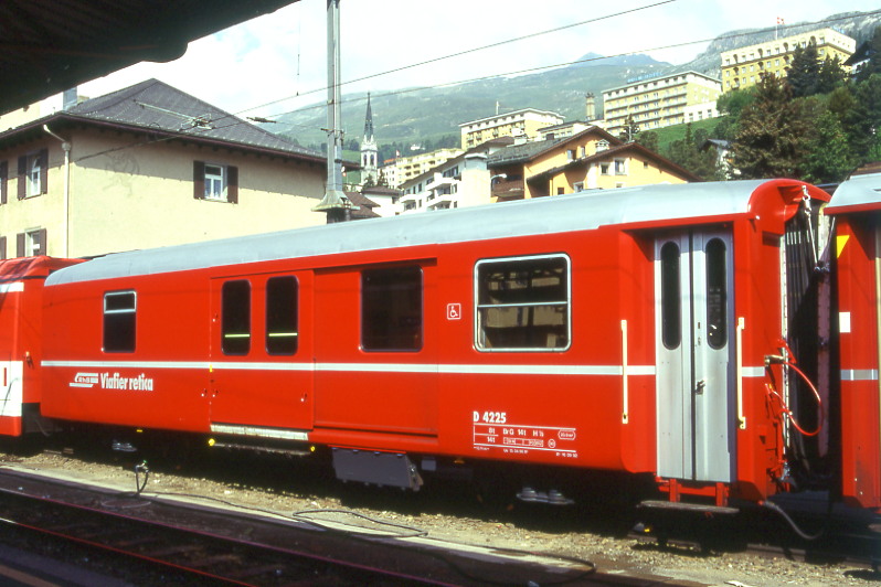 RhB - D 4225 - Gep�ckwagen am 28.6.1995 in Landquart - �bernahme 15.04.1980 - SWS/SWP - Fahrzeuggewicht 14,00t - Zuladung 8,00t - L�P 13,74m - zul�ssige Geschwindigkeit 90 km/h.- �2=16.09.1992 - RhB-Logo r�toromanisch. Hinweis: dicke Fahrzeugnummer, Fenstergurt durchgehend, ohne Kennzeichnung an den Ecken, die Gep�ckwagenserie bestand aus 8 Fahrzeugen mit den Nummern 4219 bis 4226
