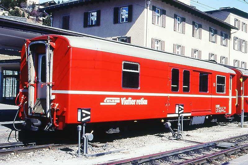 RhB - D 4225 - Gep�ckwagen am 31.3.1996 in St.Moritz - �bernahme 15.04.1980 - SWS/SWP - Fahrzeuggewicht 14,00t - Zuladung 8,00t - L�P 13,74m - zul�ssige Geschwindigkeit 90 km/h.- �2=16.09.1992 - RhB-Logo r�toromanisch. Hinweis: dicke Fahrzeugnummer, Fenstergurt durchgehend, ohne Kennzeichnung an den Ecken - Lebenslauf: ex D 4225 - 01.07.2010 DS 4225 - die Gep�ckwagenserie bestand aus 8 Fahrzeugen mit den Nummern 4219 bis 4226
